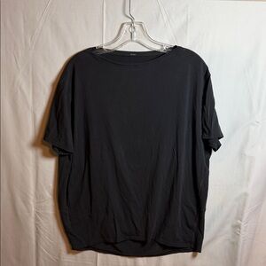 P37. Lululemon Back In Action Short Sleeve Shirt
Black 
Approx Size 8
PTP: 25